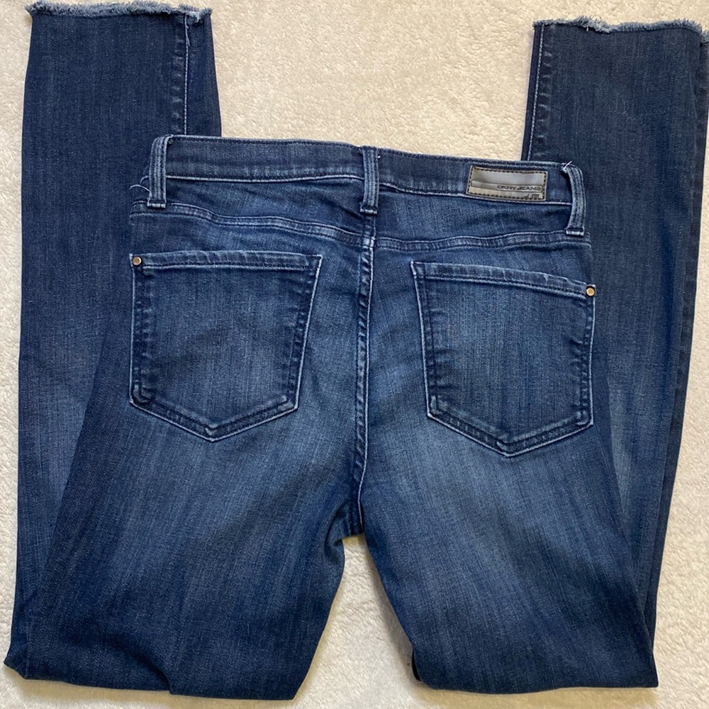 DKNY Jeans Soho Skinny dark wash stretch frayed hens jeans Sz 4